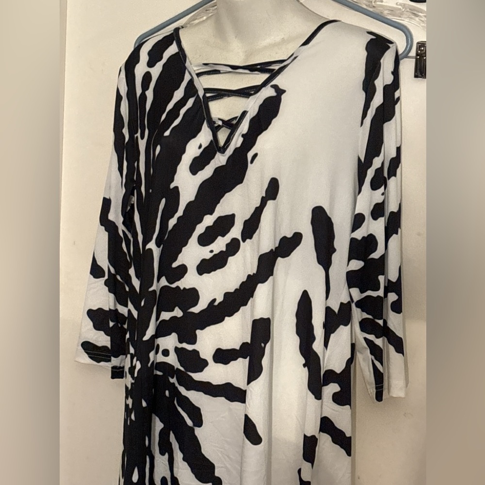 New Beyond This Plane Black & White Abstract Crisscross Tunic Size small - Picture 5 of 10